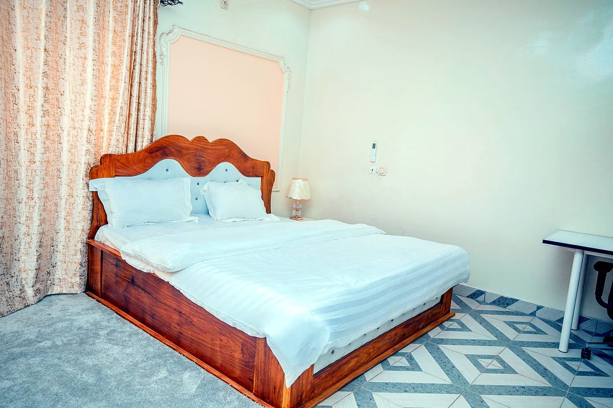 Chambre Simple du Complexe Shalome Hôtel