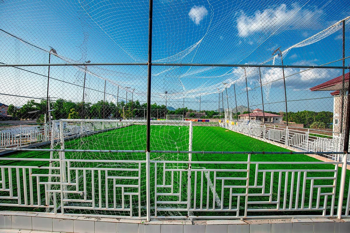 Terrain de football en terrasse du Complexe Shalome Hôtel