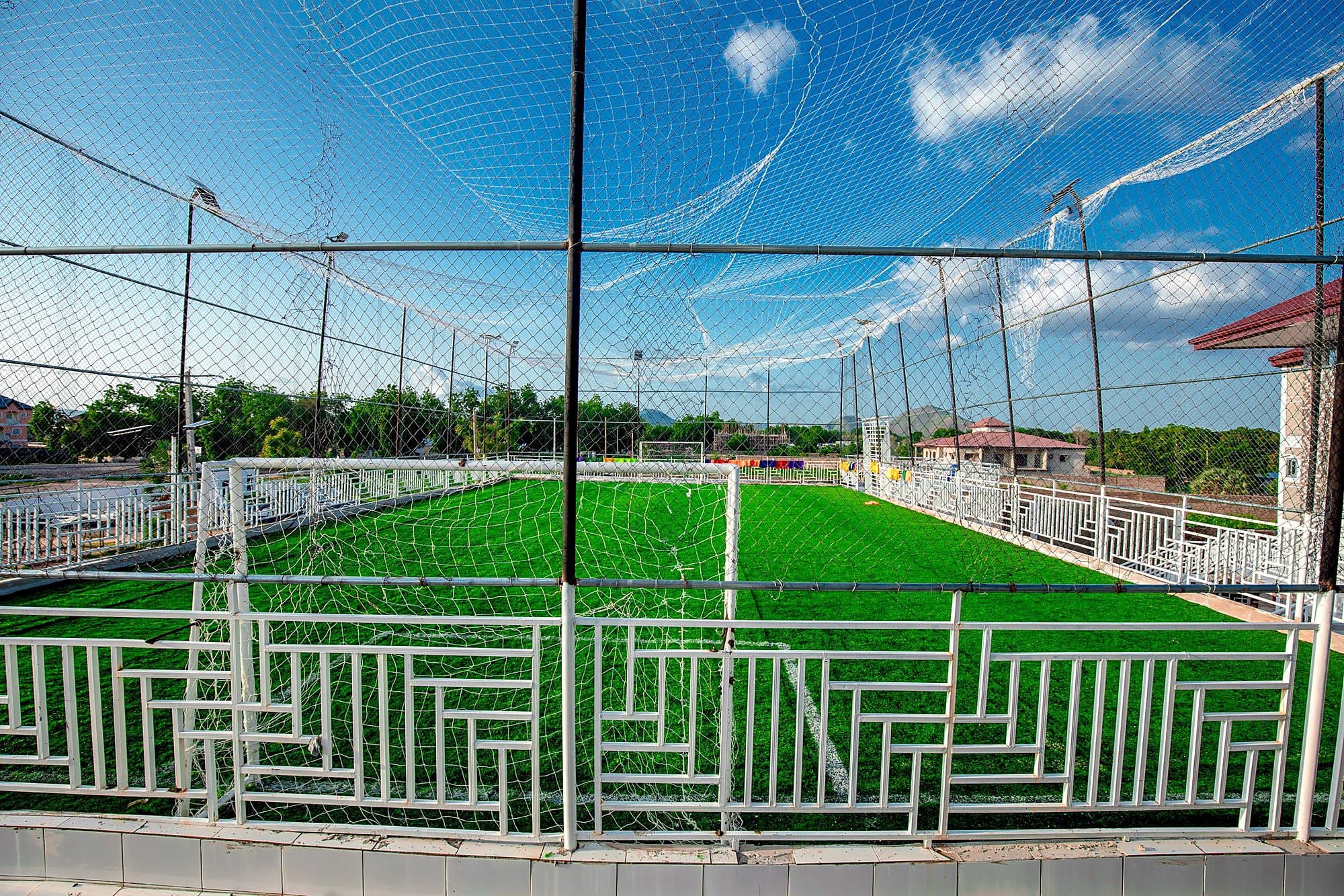 Terrain de football en terrasse – Complexe Shalome Hôtel