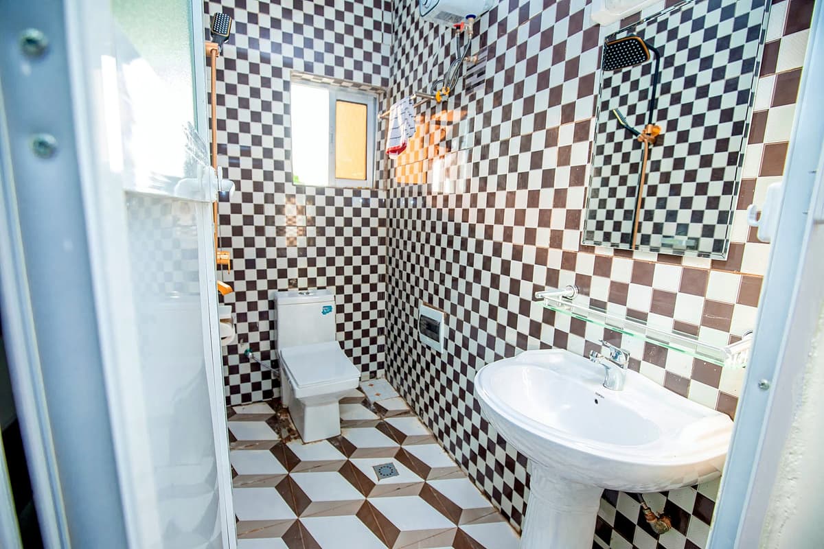 Salle de bain d'une chambre du Complexe Shalome Hôtel