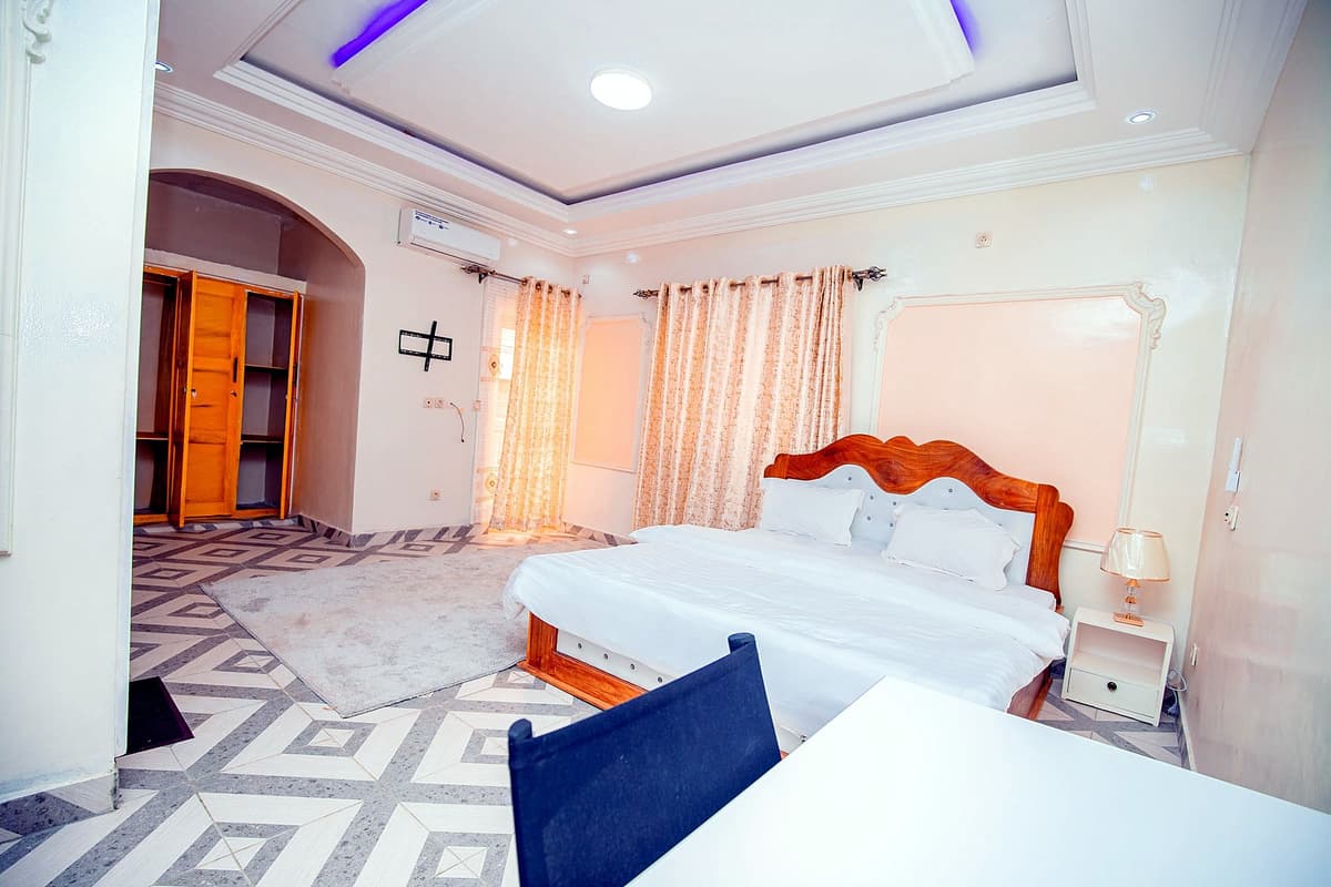 Chambre spacieuse d'un appartement meublé du Complexe Shalome Hôtel