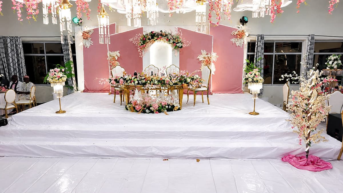 Décoration de scène pour mariage au Complexe Shalome Hôtel