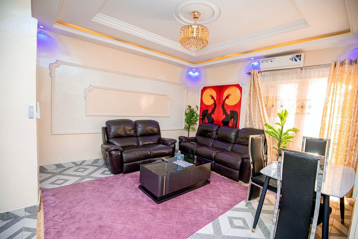 Suite meublée avec coin salon du Complexe Shalome Hôtel